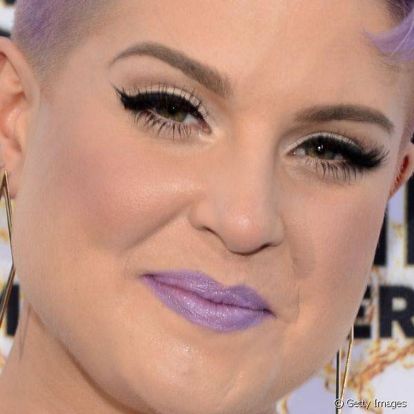 No Young Hollywood Awards 2014, o batom lilás garantiu um visual divertido à apresentadora